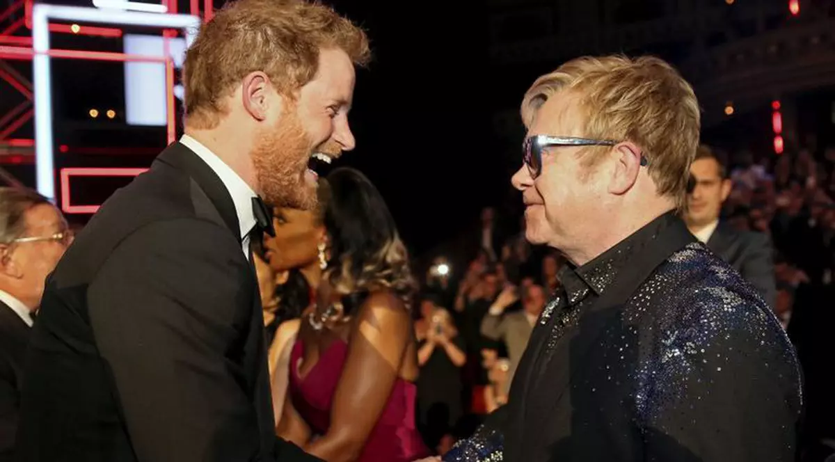 Prinţul Harry şi Elton John vor să ajute bărbaţii infectaţi cu HIV. Harry și Elton John, față în față, iar prințul râde cu poftă
