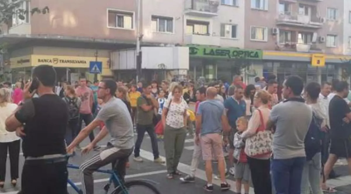 Oamenii din Bacău au protestat, din cauza lipsei apei potabile. Forografie dun timpul protestului de la Bacău