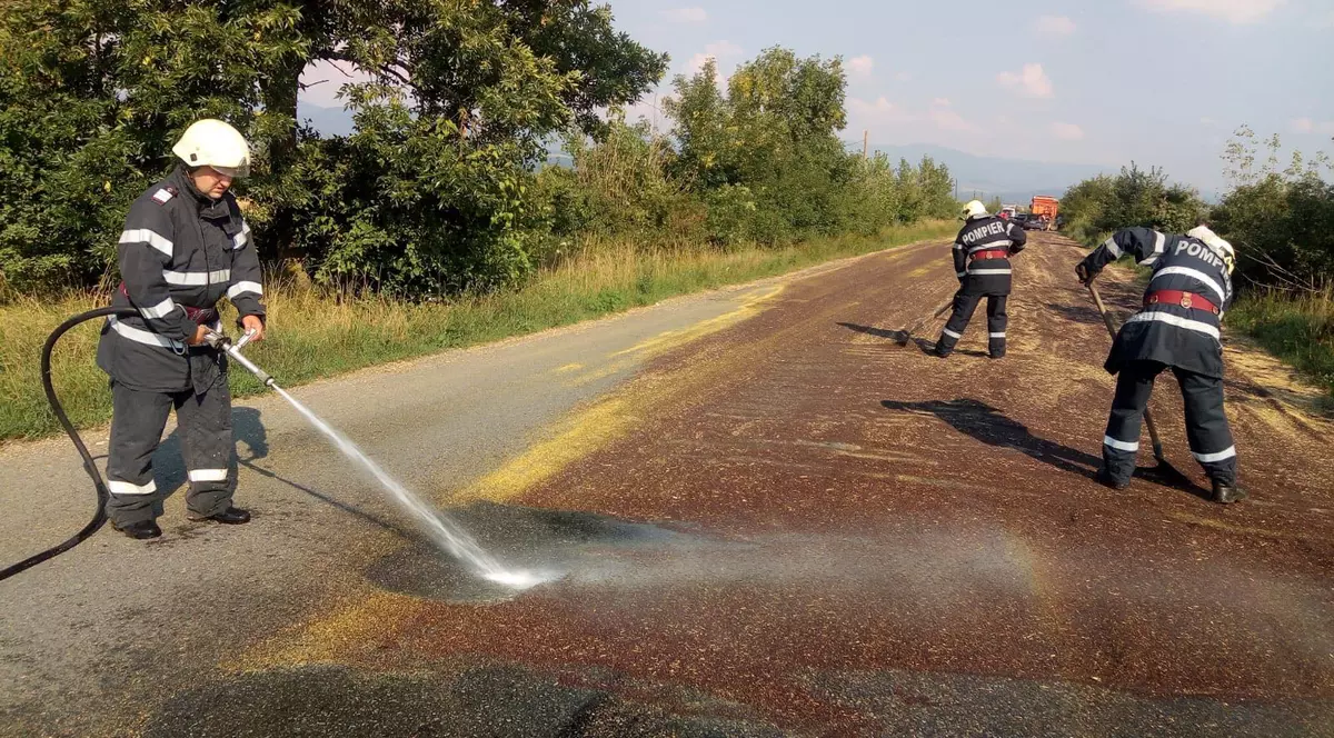 Accident pe DN 57, în Caraș-Severin. Două mașini s-au ciocnit din cauza rapiței scurse dintr-un camion pe șosea