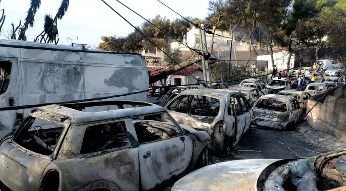 Români afectați de incendiile din Grecia. Imagine cu mai multe mașini distruse de flăcări