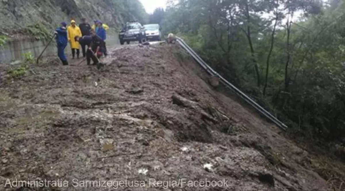 Alunecare de teren în zona cetăţilor dacice. Sarmizegetusa Regia este închisă