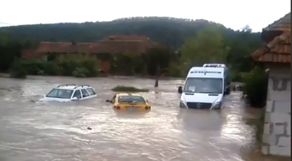 FOTO&VIDEO/ Un sat a fost acoperit de ape în Arad și mai mulți oameni au fost evacuați. Prăpăd, după inundațiile de marți seară
