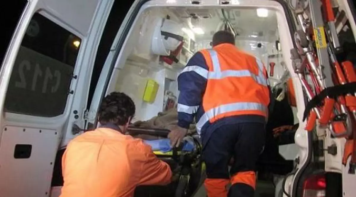 Un tânăr din Vâlcea şi-a înjunghiat fratele în gât. Victimă urcată într-o ambulanță, de echipajul medical