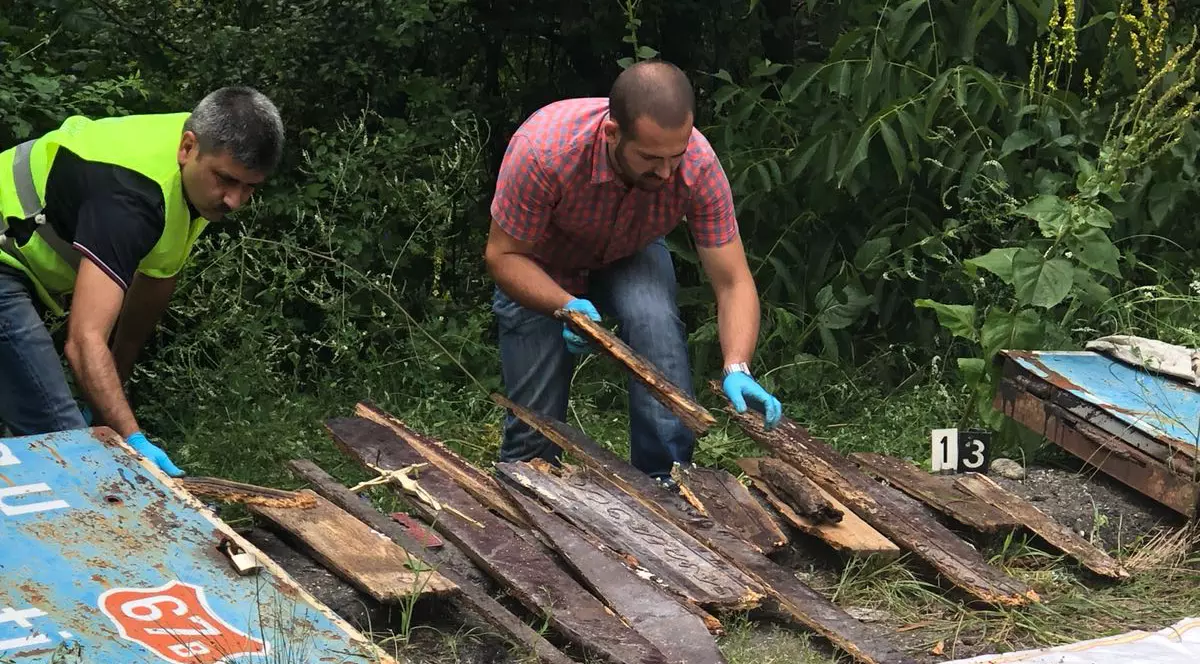 FOTO/ Au scos sicriul din groapă și l-au lăsat la marginea drumului. Descoperire „macabră” în județul Gorj