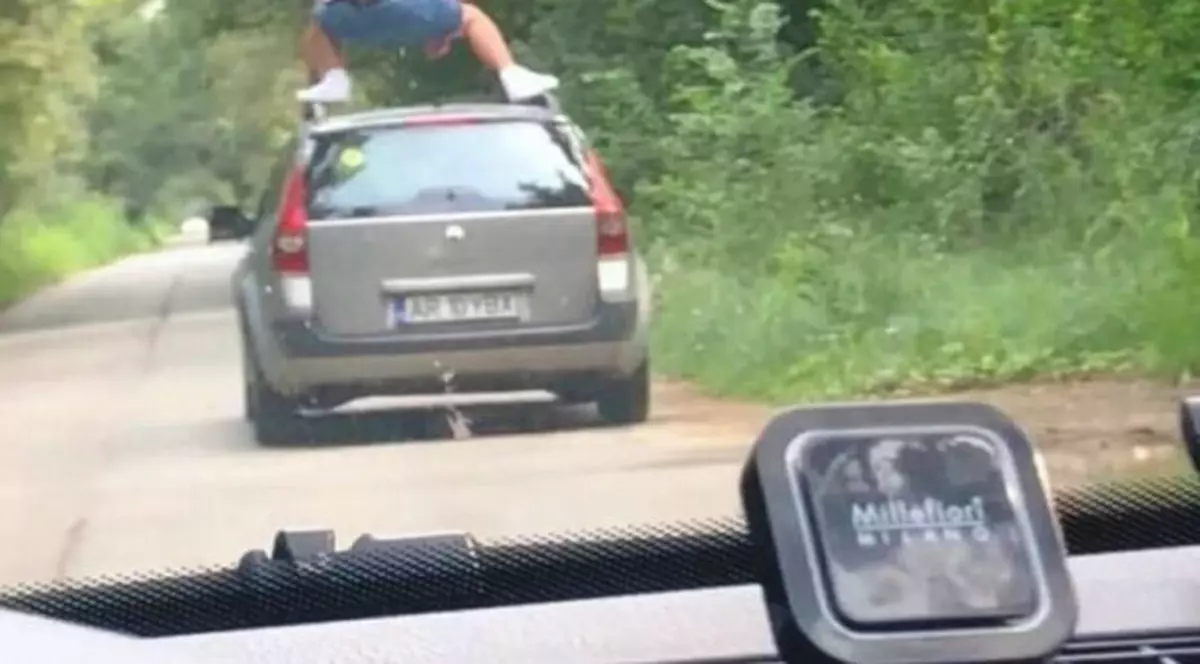 Un șofer din Arad s-a urcat pe plafon în timp ce mașina mergea. Avea și pasageri