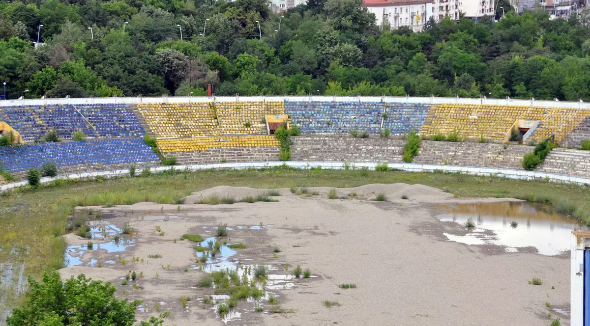 Stadionul din Bacău, orașul în care s-a născut șeful FRF, arată ca după bombardament / GALERIE FOTO