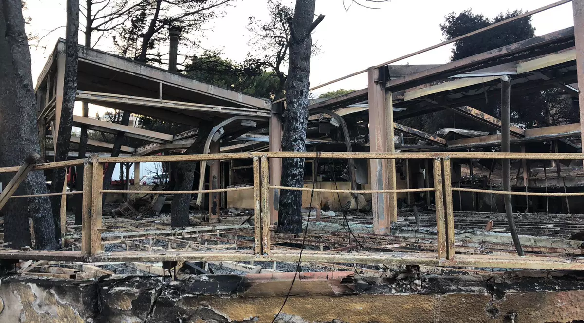 CORESPONDENȚĂ LIBERTATEA DIN GRECIA | Imagini dezolante din satul Mati, una din cele mai lovite zone de incendiu. Aici se află taverna unde au fost găsiți carbonizați 26 de oameni