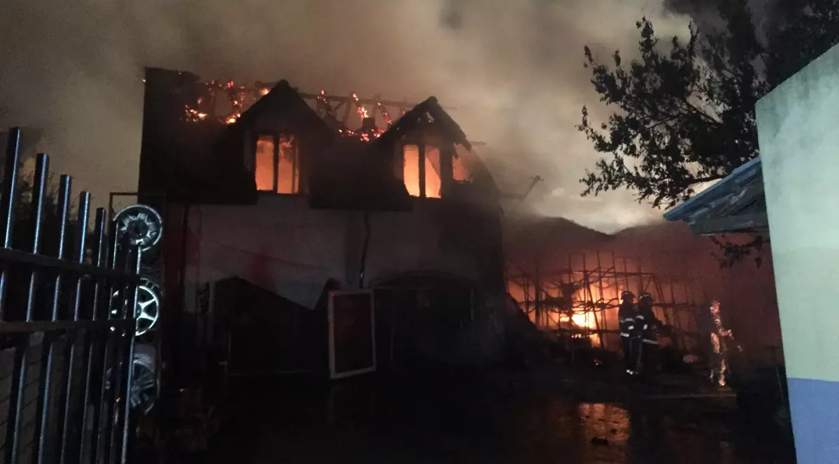 Un jandarm a salvat un tânăr prins într-un incendiu în mansarda unei case din Timișoara/ FOTO