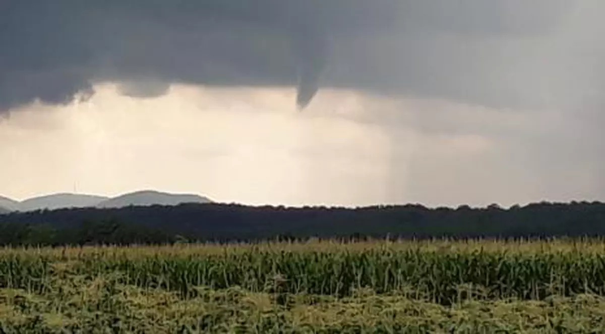 Tornadă veritabilă, filmată duminică în Bihor. Cum arată vârtejul