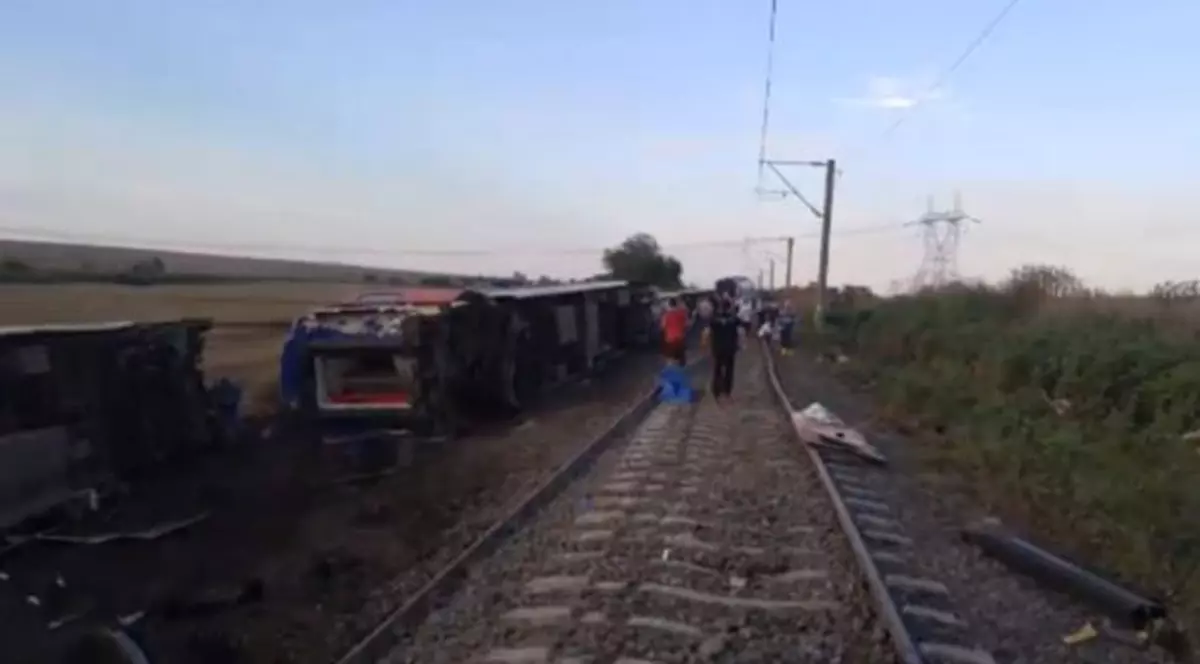 Un tren de călători a deraiat la granița Turciei cu Grecia. Captură video cu trenul deraiat