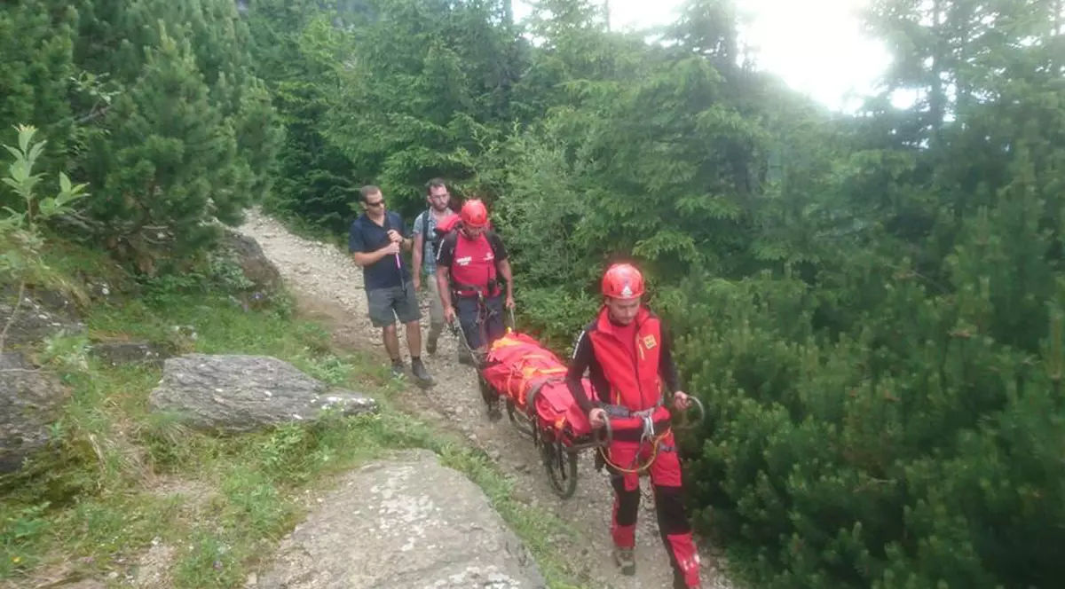 Un turist s-a accidentat în masivul Făgăraş, pe 15 iulie. Foto de arhivă cu un turist accidentat, transportat de salvamontiști la baza muntelui