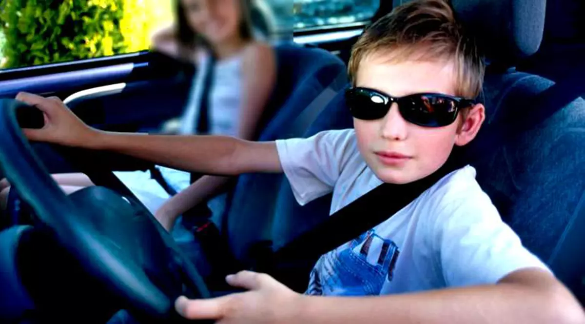 Un copil a condus pe autostradă cu peste 120 de kilometri pe oră