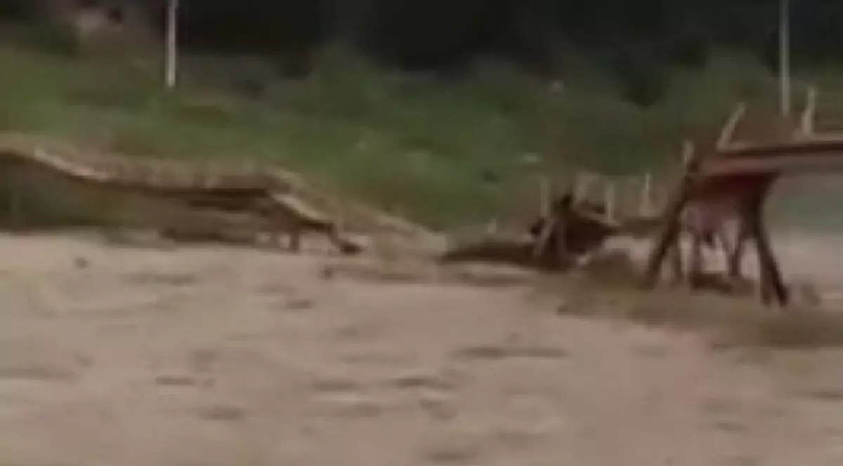 Un pod a fost distrus de viitură în zona Frasin-Moldovița. E al doilea pod distrus din cauza inundațiilor