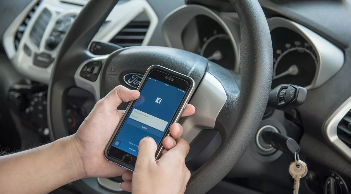 Un tânăr din Arad s-a izbit de un camion în timp ce scria pe Facebook