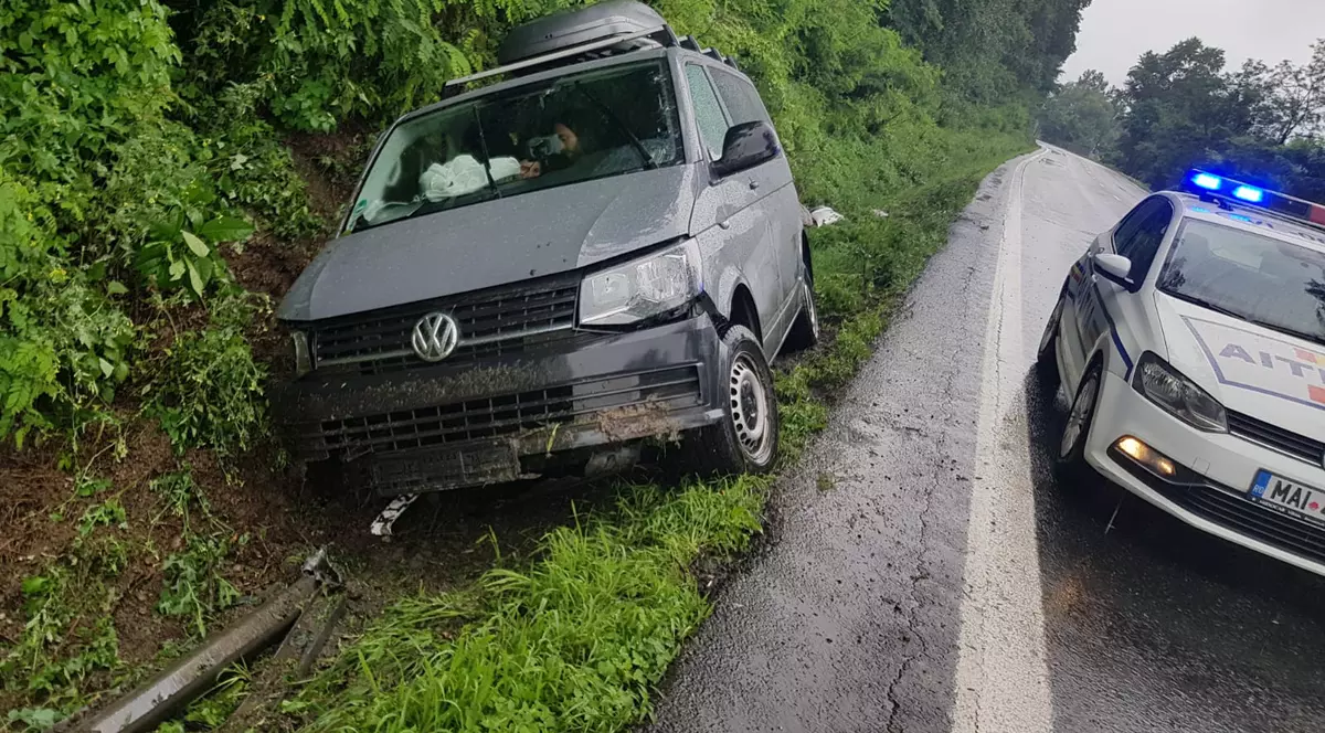 Accident în Vâlcea. Un microbuz cu nouă cetățeni bulgari a derapat din cauza vitezei și a șoselei umede