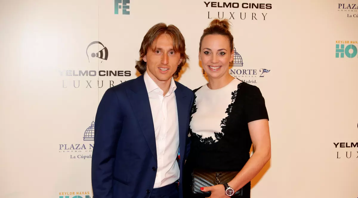 FOTO| Finala Campionatului Mondial 2018. Cum arată iubitele fotbaliștilor Franței și Croației. Pamela Andreson este printre ele