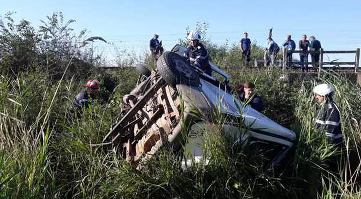 Microbuz de marfă, lovit de un tren în Satu Mare. Şoferul a murit