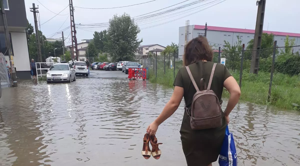 UPDATE/ Străzi inundate în București, după codul portocaliu de ploi. Pompierii au intervenit în mai multe zone din Capitală (GALERIE FOTO)