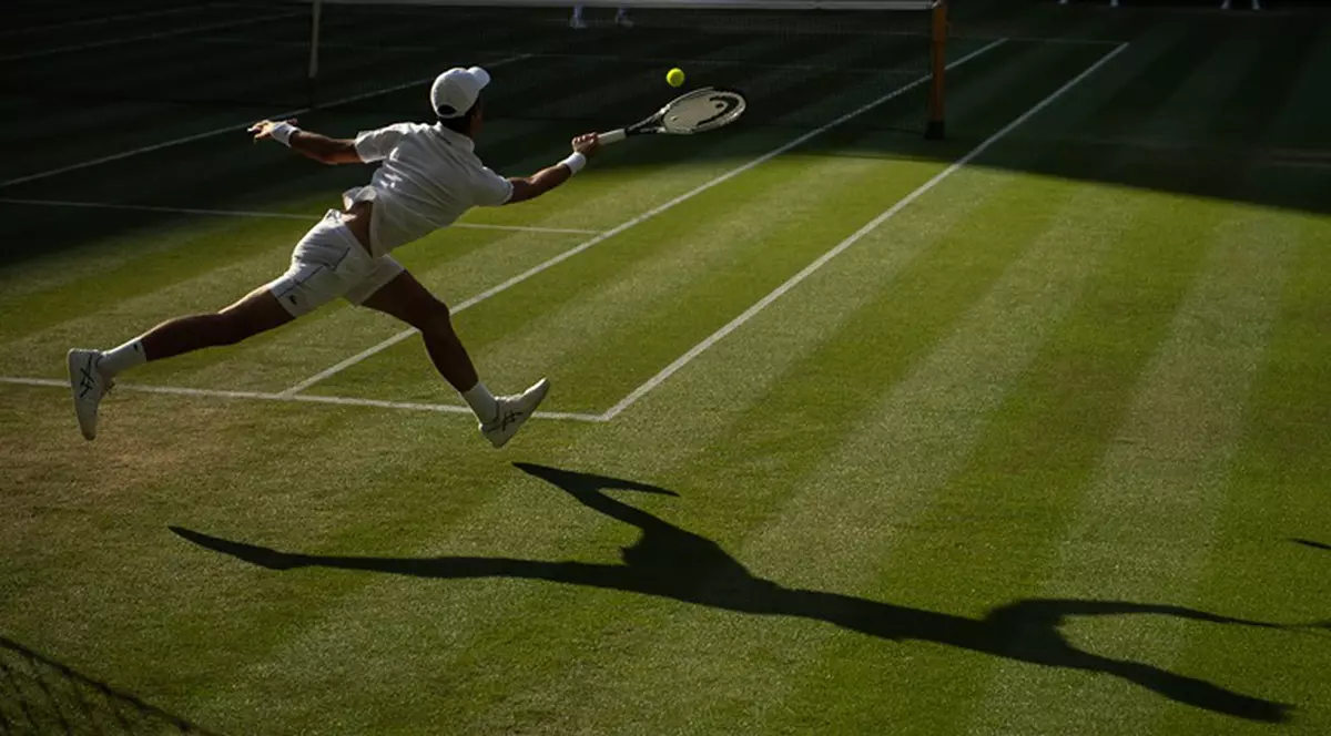 Ce s-a întâmplat azi, 9 iulie. Un jucător de tenis și umbra sa, pe turneul de la Wimbledon