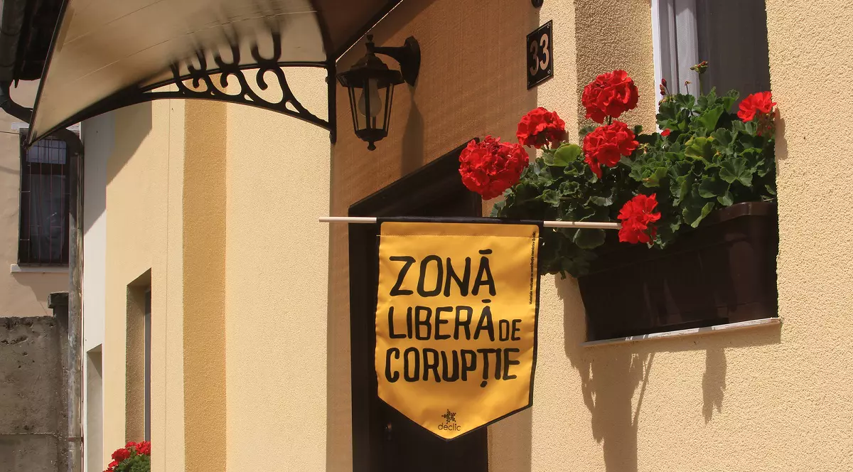 Peste 1.000 de români și-au pus pe case mesajul ”Zone libere de corupție”