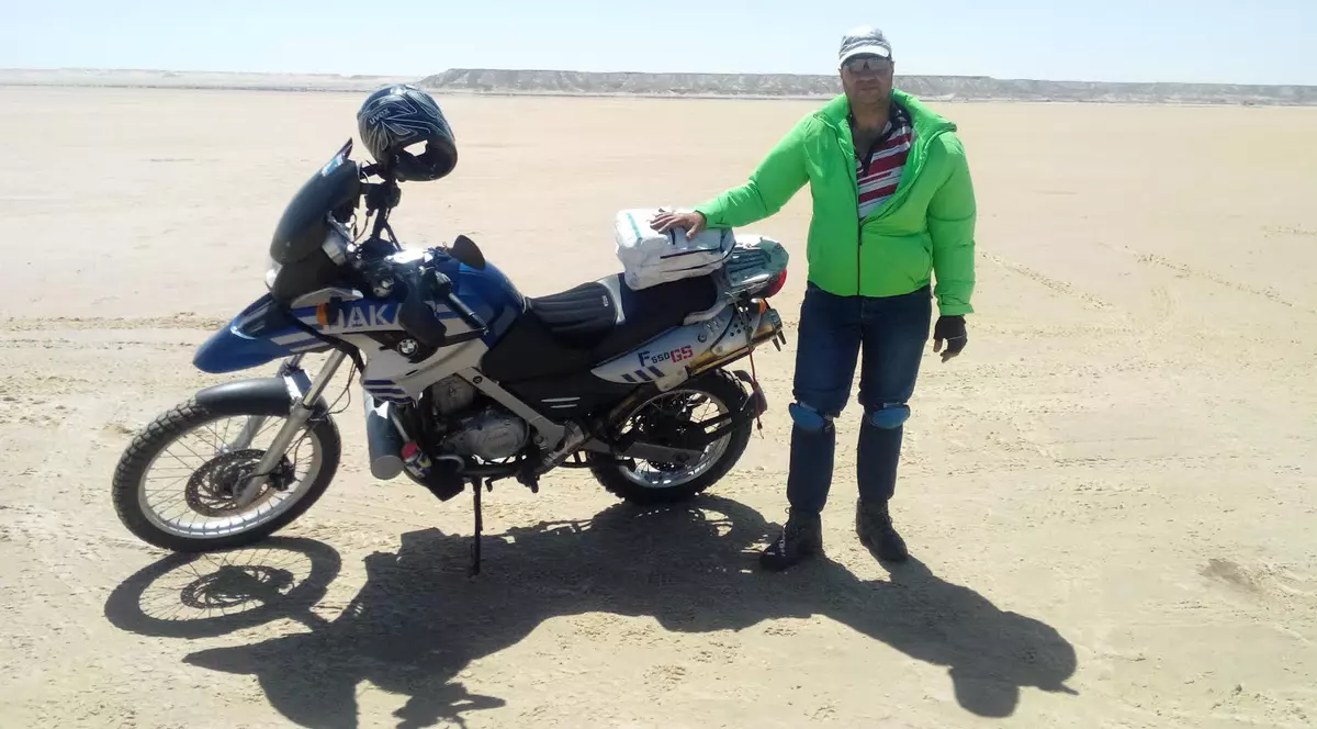 EXCLUSIV/ Aventura extremă a unui polițist român în deșert. A cumpărat favoruri cu bomboane, a rezistat unei furtuni de nisip și a scăpat de localnici agresivi