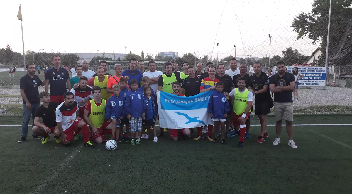 Benfica de România a jucat cu ”casa închisă” pentru micuții fotbaliști de la Sarichioi. La partida caritabilă au asistat și militarii sportivi de la Invictus