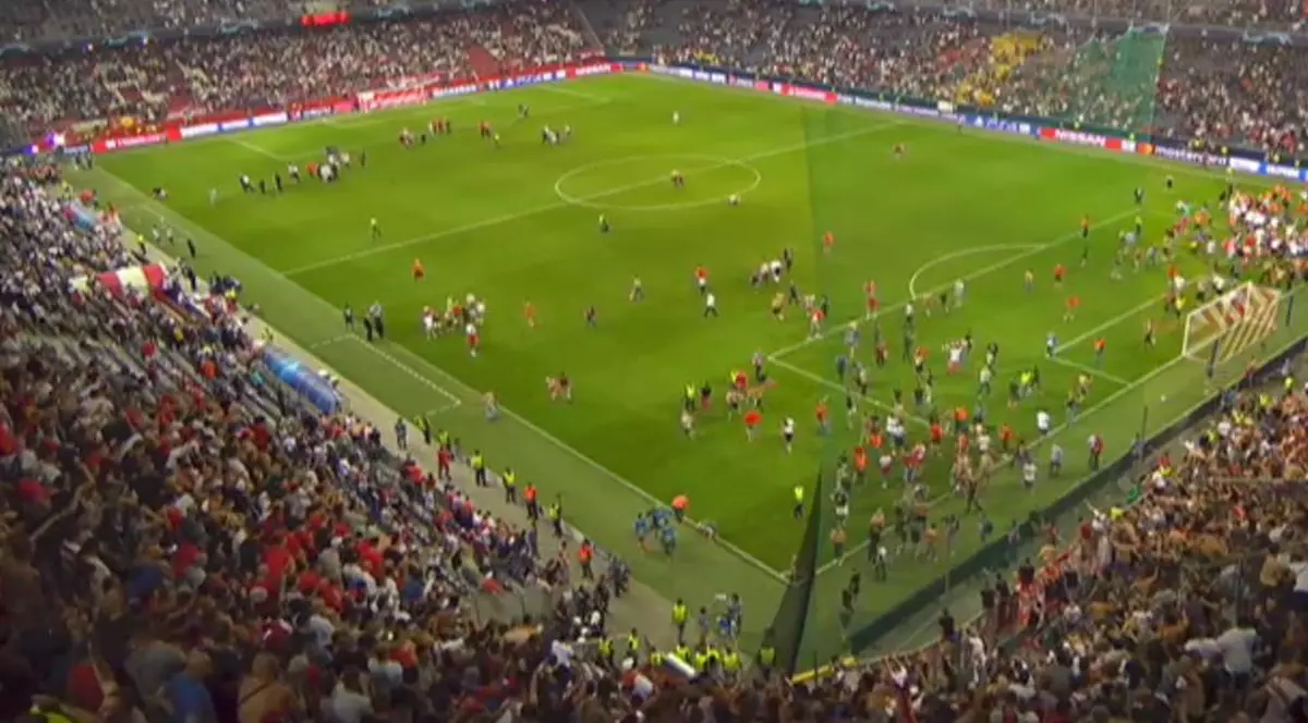 Fanii celor de la Steaua Roșie au invadat terenul după ce favoriții lor au obținut calificarea în grupele Ligii Campionilor