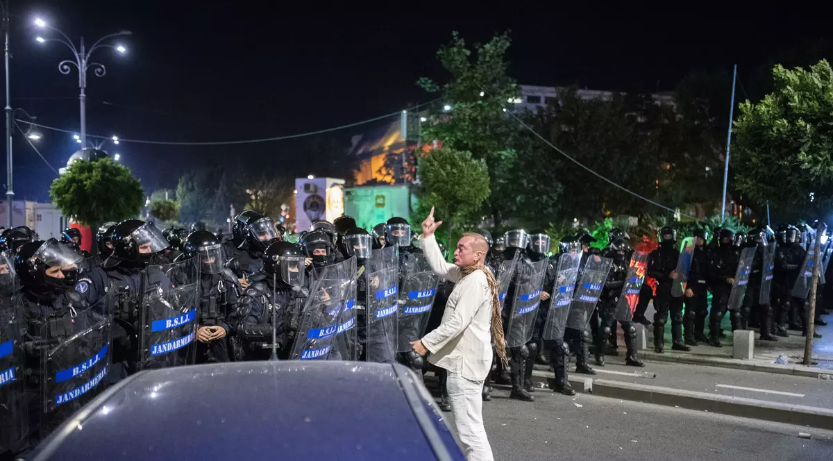 Cătălin Răzvan Paraschiv, în fața jandarmilor din Brigada Specială de Intervenție, folosind mesaje codate: ”Lacrimogene” (Foto: Inquam Photos / Alberto Grosescu)