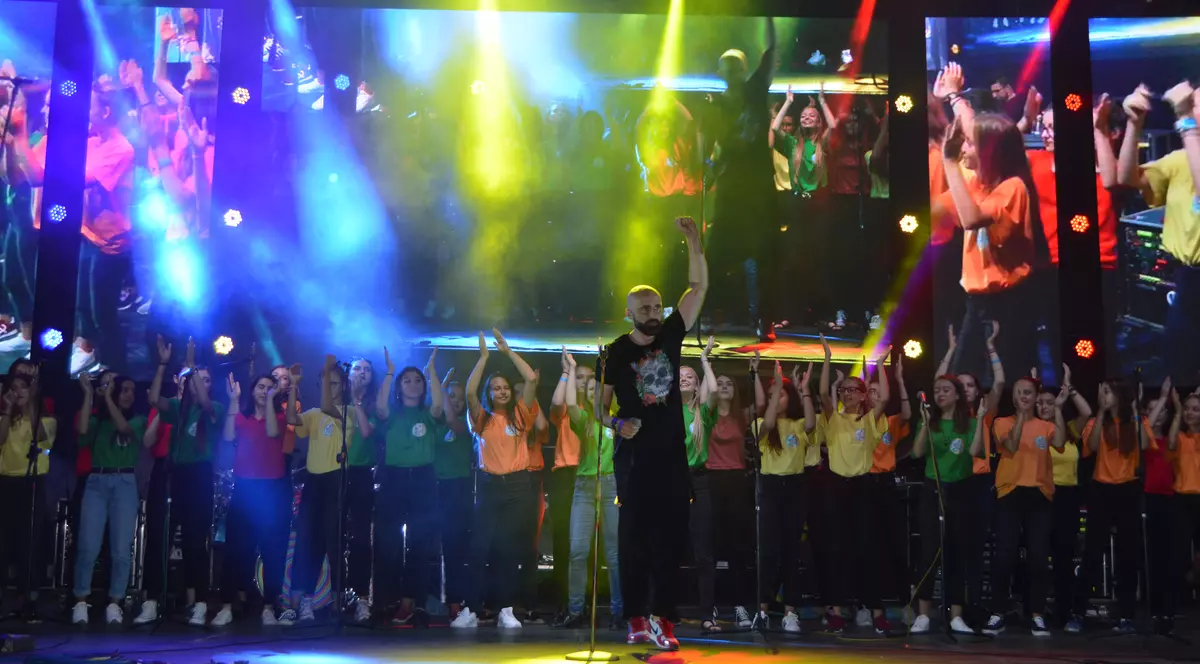 Cum a fost felicitată Simona Halep de ”Voltaj”, într-un concert la Vaslui