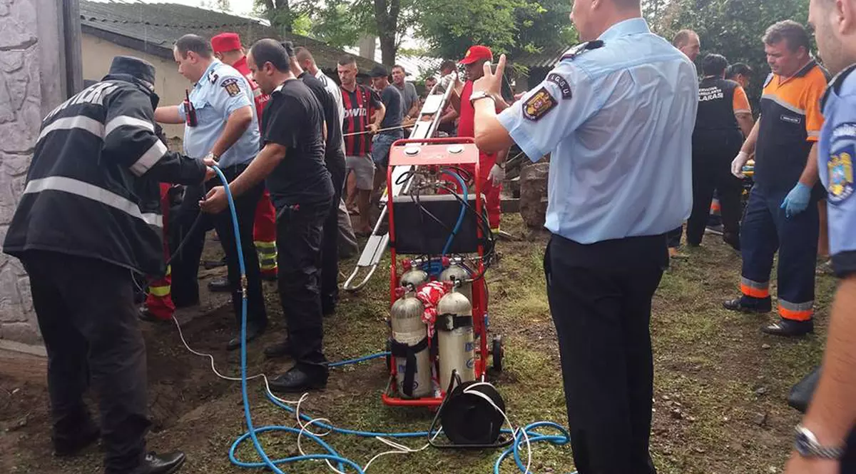 Trei bărbați au murit într-o fântână secată, în Călărași. Imagine din momentul interventiei salvatorului la fața locului