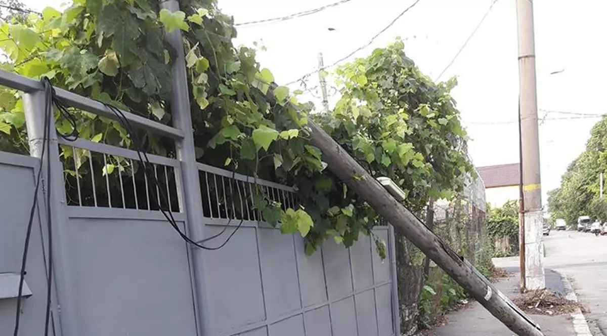 Un stâlp al Telekom s-a rupt și s-a prăbușit peste gardul unei case din Constanța