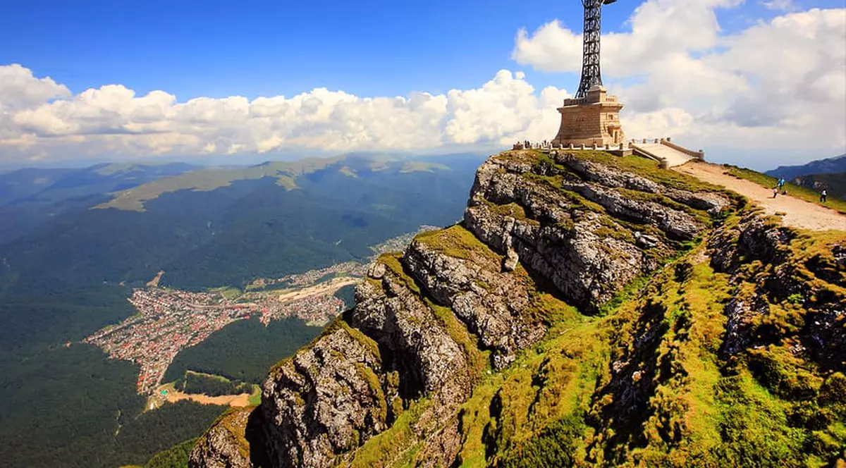 Crucea de pe Caraiman, construită în doi ani și renovată în trei. Monumentul ridicat de Regele Ferdinand nu va fi gata pentru Centenar