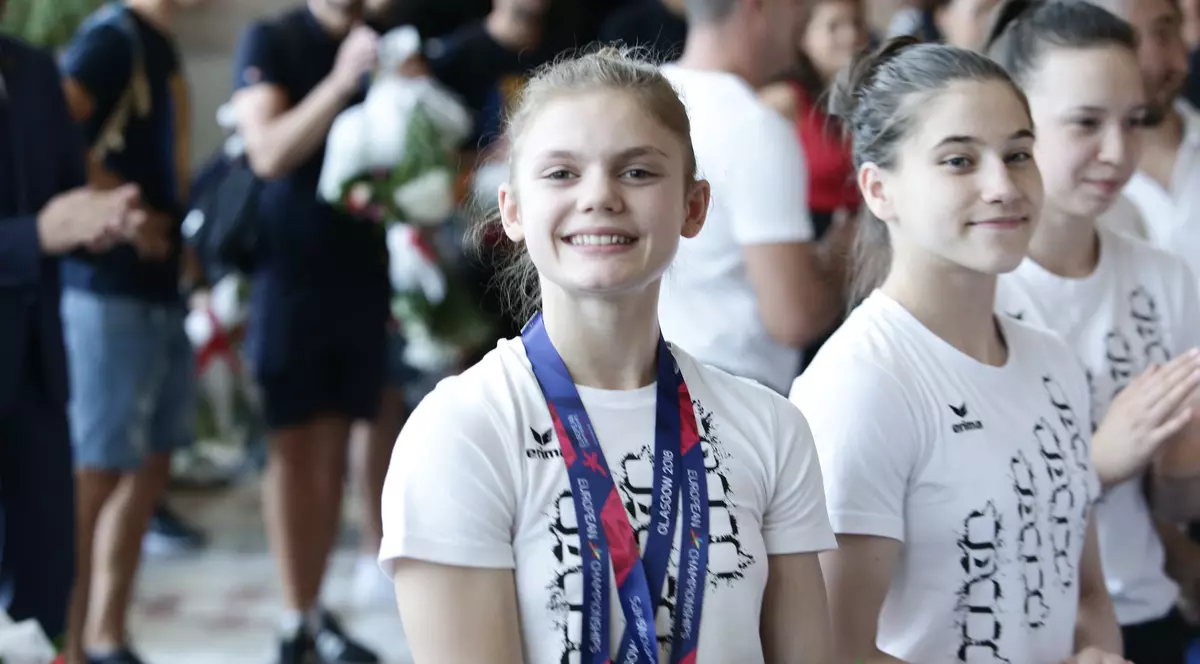 Au venit campioanele și campionii! Unii plâng, alții fac haz de necaz. Așteptați de funcționarul ”Tricoaie”. A tăcut mâlc ca să nu gafeze iar! / FOTO&VIDEO