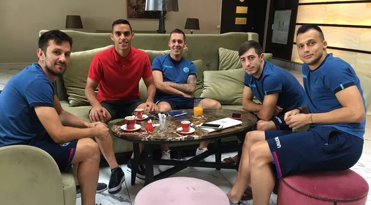Dinamovistul Ivan Pesici și-a încurajat foștii colegi de la Hajduk Split. ”Au o șansă mare să treacă mai departe!”. Pesici, în roșu, în mijlocul foștilor colegi