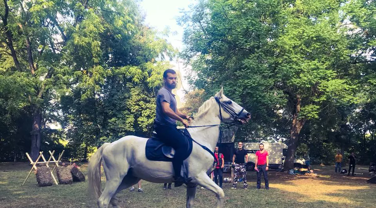 Tenorul Vlad Miriță, discurs din șaua calului în fața mulțimii! L-a jucat pe Mihai Viteazul