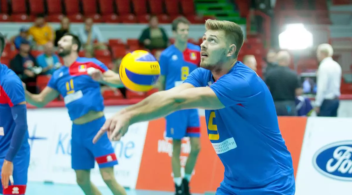 Adrian Aciobăniței, vedeta naționalei masculine de volei a României, calificată după 24 de ani la Campionatul European. I se spune ”contele Attackula”