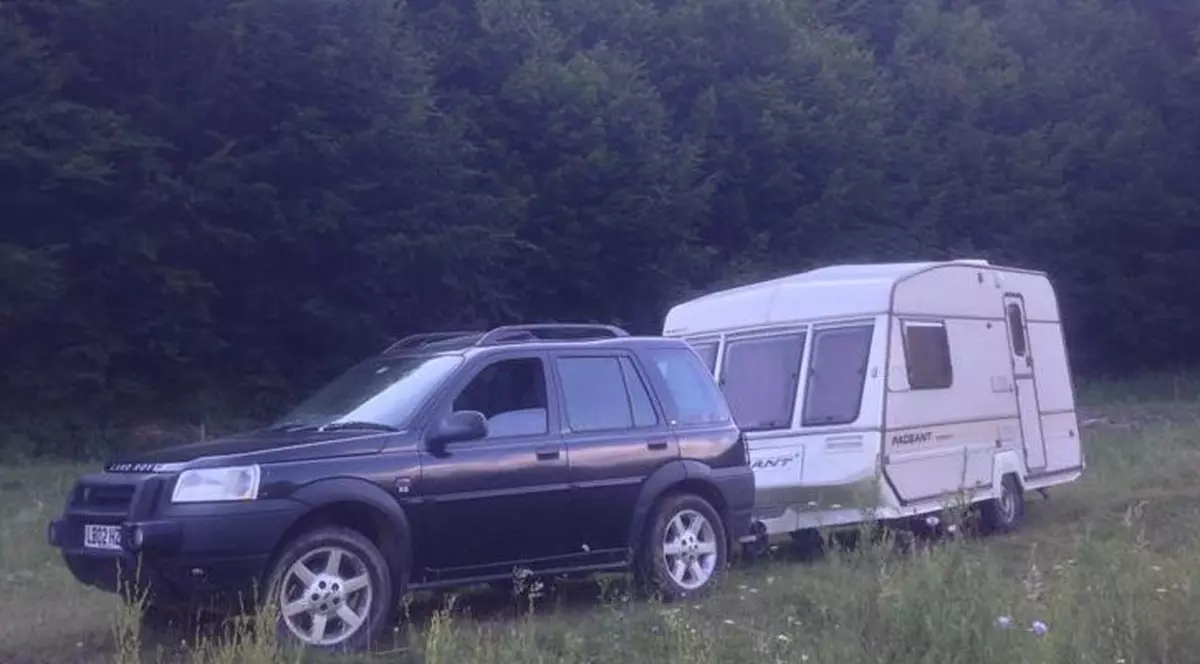 Hoții români din Croația îi anesteziază pe turiștii din rulote. Rulotă trasă de un SUV
