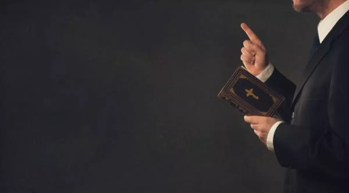 Un preot din Buzău ar fi agresat sexual cinci copii