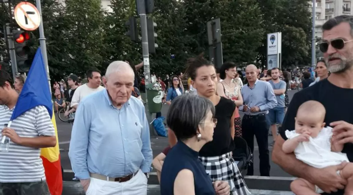Adrian Vasilescu, senator și consilier al guvernatorului BNR, surprins printre protestatari. „M-am dus să văd cu ochii mei ce se întâmplă”