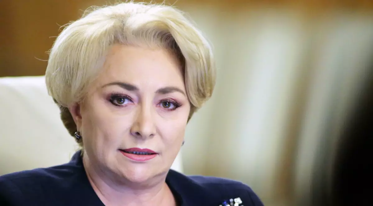 Premierul Viorică Dăncilă, interimar la Ministerul Educației. Premierul Viorica Dăncilă, in negru și cu o broșă în piept, în timpul unei ședințe de Guvern