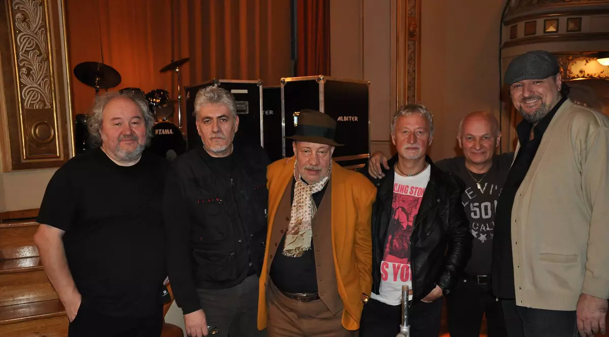 FOTO EXCLUSIV/Vedetă rock în anii '70 și politician în anii 90, Doru Tufiș e din nou cap de afiș. Cântă într-un restaurant!