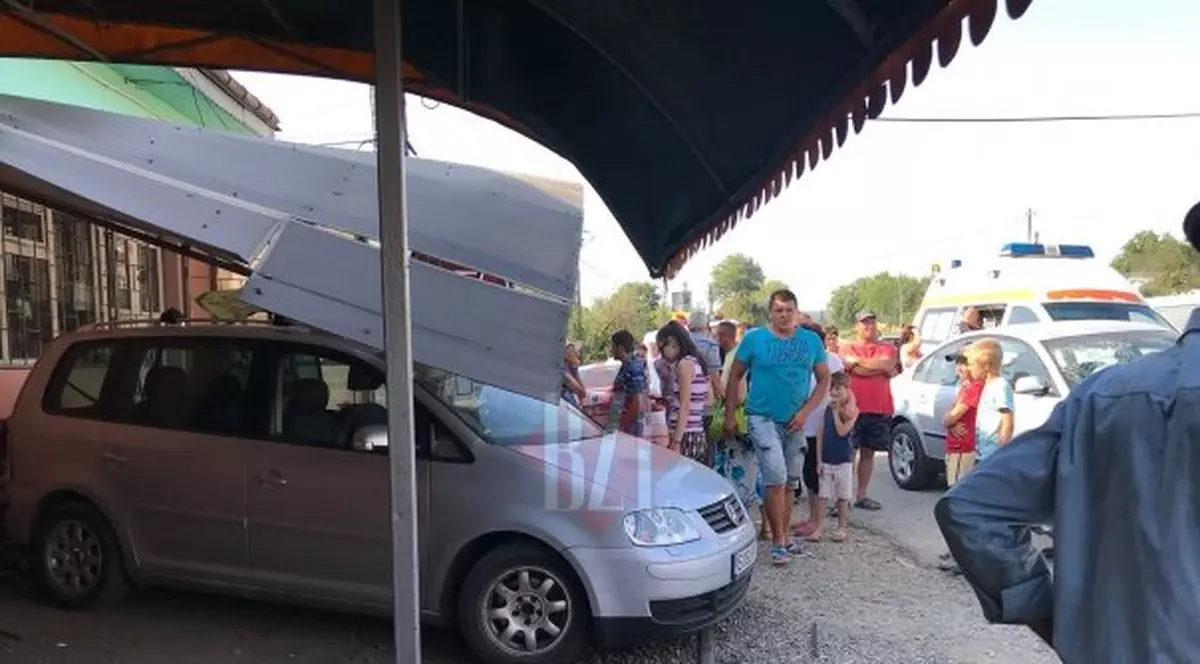 O mașină a intrat în terasa unui bar din Iași. Patru persoane au fost rănite