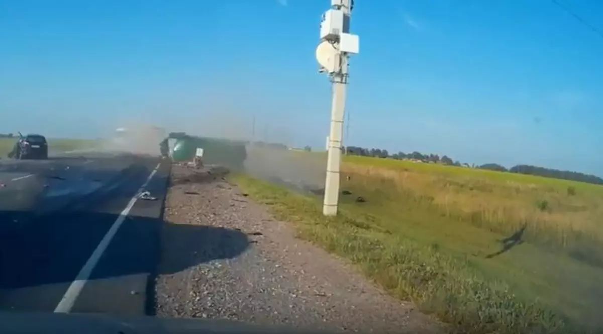 VIDEO/ Șase moldoveni au murit într-un grav accident în Rusia. Momentul impactului, surprins de o cameră de bord