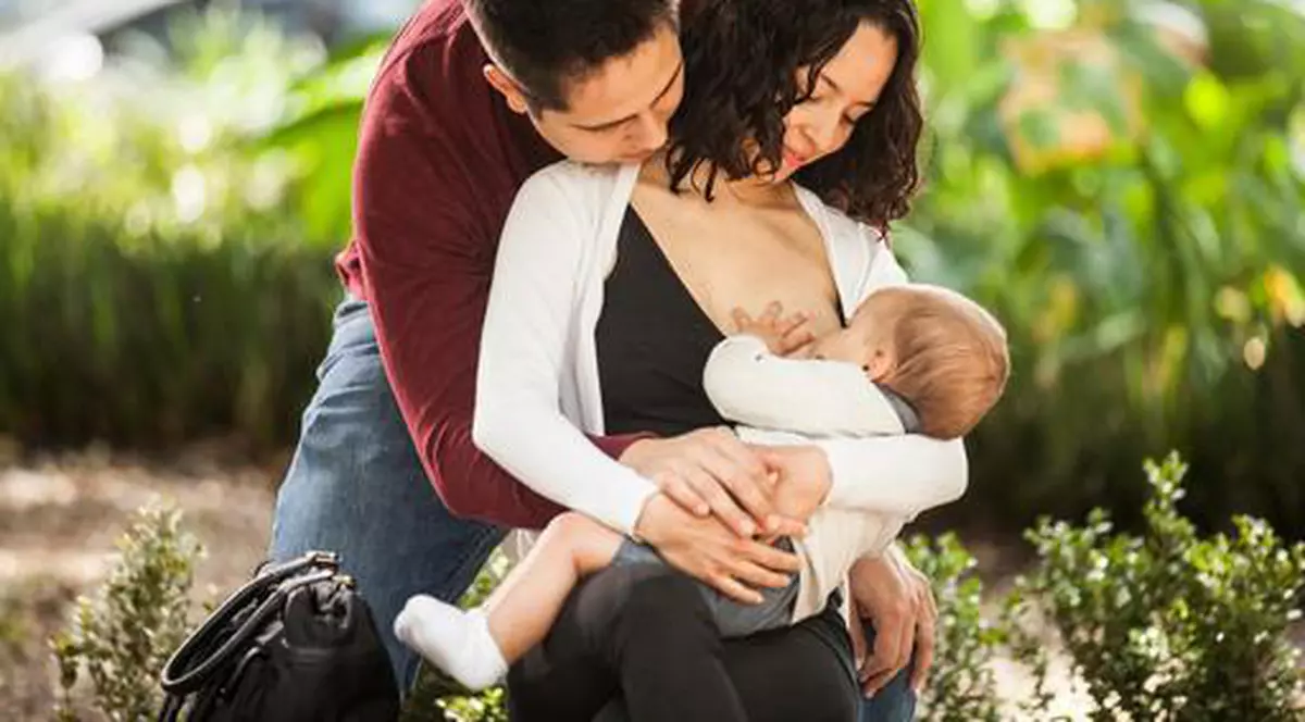 3 din 5 nou-născuți nu sunt alăptați la sân, în prima oră de viață. Un tată și o mamă, alături de copilul lor, care e alăptat