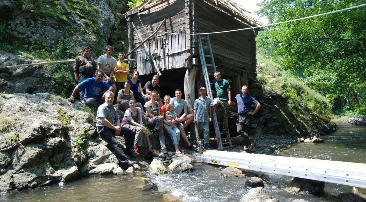 Intervenție de urgență la o bisericuță din lemn a Asociației "Ambulanța pentru Monumente Banat"