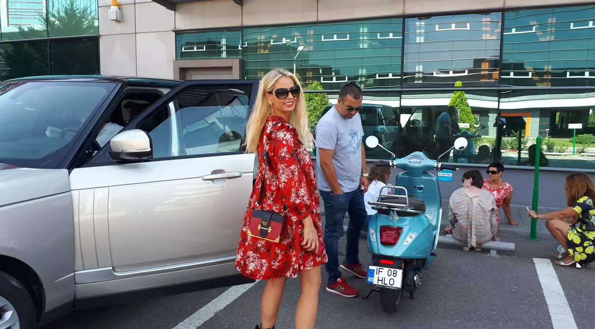 EXCLUSIV/ Andreea Bănică cu SUV și șofer, soțul, truditor, pe un scuter mititel