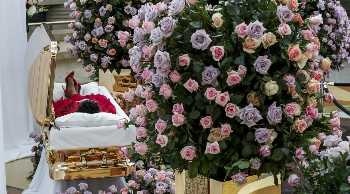 Mii de fani au stat la coadă pentru a-i aduce un ultim omagiu Arethei Franklin în Detroit