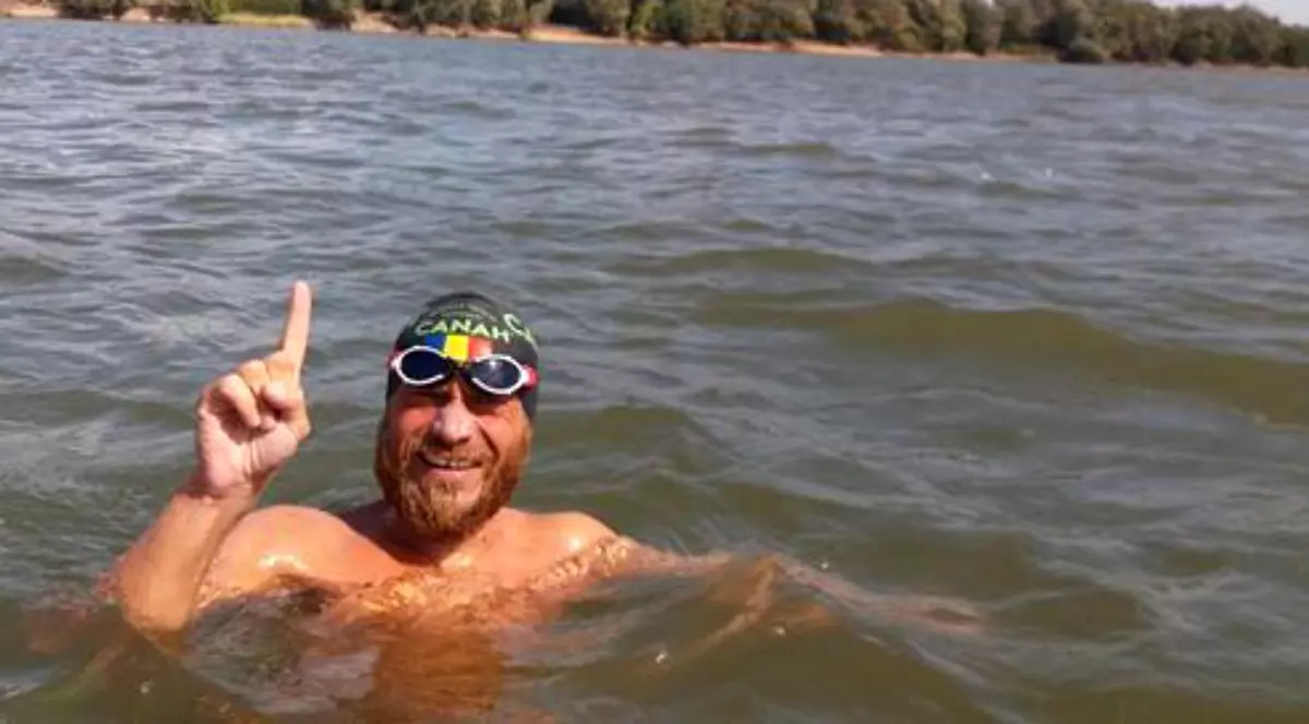 Avram Iancu vrea să străbată înot Marea Neagră, de la Sulina la Istanbul. Imagine cu Avram Iancu în apă