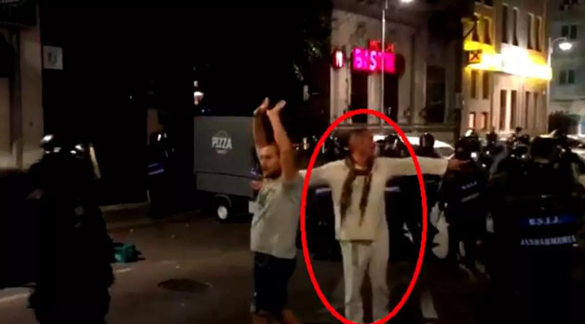 Adriana Săftoiu, mesaj pentru "bărbatul în alb" din Piața Victoriei. Misteriosul bărbat în alb din Piața Victoriei, înconjurat de colegii jandarmi