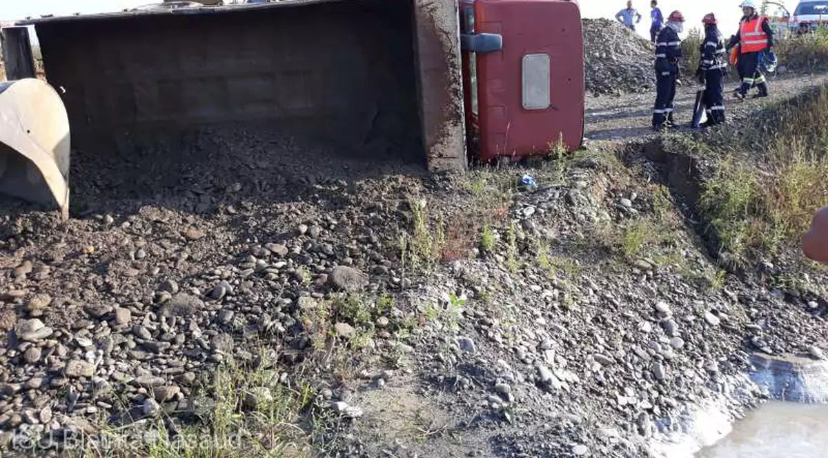 Strivit de o basculantă cu pietriș. Un bărbat a murit la o rampă de excavare din Bistrița